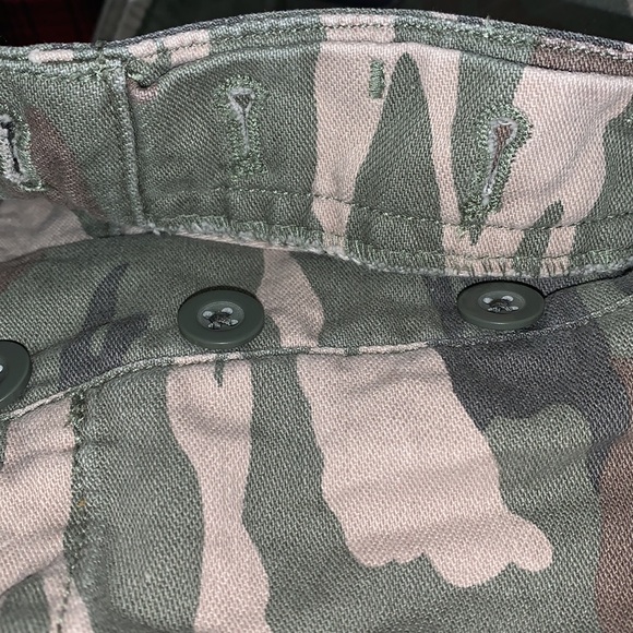 Camo shorts with four buttons - Picture 3 of 4